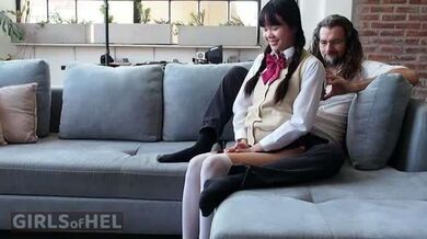 炫耀她可爱的内裤并勾引继父